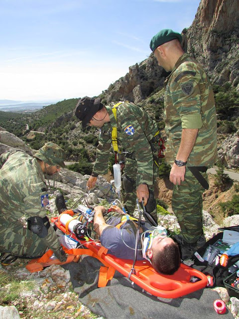 Άσκηση διάσωσης πολυτραυματία και παροχής πρώτων βοηθειών από την Μονάδα Εφέδρων Καταδρομών Μ.Ε.Κ. - Φωτογραφία 28