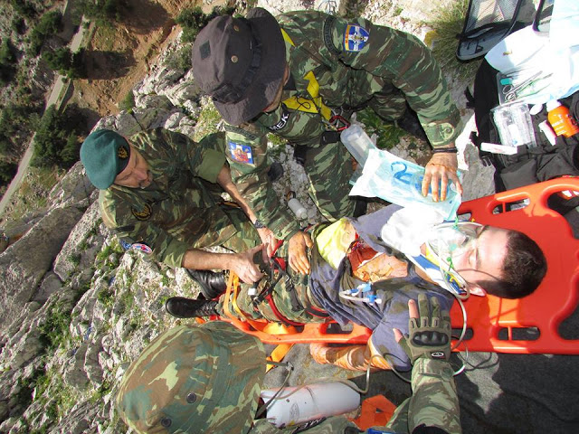 Άσκηση διάσωσης πολυτραυματία και παροχής πρώτων βοηθειών από την Μονάδα Εφέδρων Καταδρομών Μ.Ε.Κ. - Φωτογραφία 32