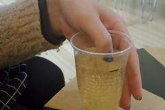 Πήρε ένα ποτό άλλα μόλις της το σέρβιραν βούτηξε το δάχτυλο της μέσα. όταν το νύχι της άλλαξε χρώμα, κάλεσε αμέσως το 100!
