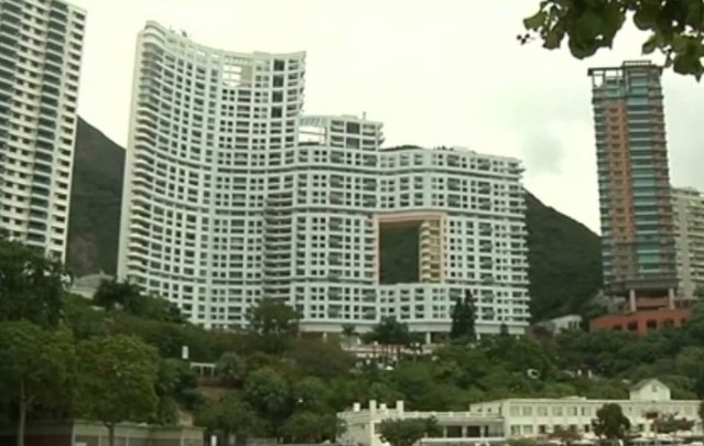 Γιατί οι ουρανοξύστες του Χονγκ Κονγκ έχουν τρύπες... - Φωτογραφία 1