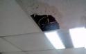 Πρωτοφανές περιστατικό σήμερα στο ΙΚΑ Βόλου έφυγε το ταβάνι και έπεσε στο κεφάλι πολιτών [photos] - Φωτογραφία 2