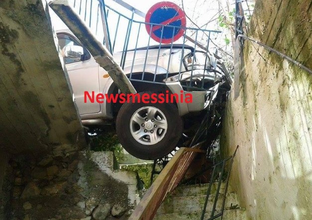 Απίστευτο τροχαίο στη Μεσσηνία - Αυτοκίνητο καρφώθηκε σε σπίτι [photos] - Φωτογραφία 1