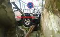 Απίστευτο τροχαίο στη Μεσσηνία - Αυτοκίνητο καρφώθηκε σε σπίτι [photos] - Φωτογραφία 2