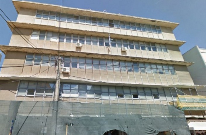 Καταρρέει το κτίριο της εφορίας Χανίων - Κομμάτι σοβά προσγειώθηκε σε ταξί - Φωτογραφία 1