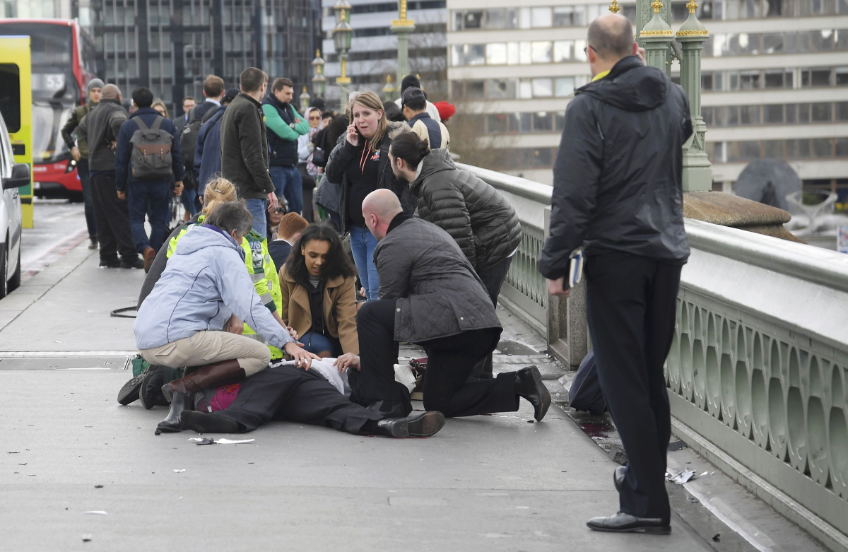 Επίθεση στο Λονδίνο: Άφαντος και εμπνευσμένος από τη διεθνή τρομοκρατία ο μακελάρης - Τον έχουν ταυτοποιήσει ήδη - Έφοδος τη νύχτα στο Μπέρμιγχαμ - Φωτογραφία 11