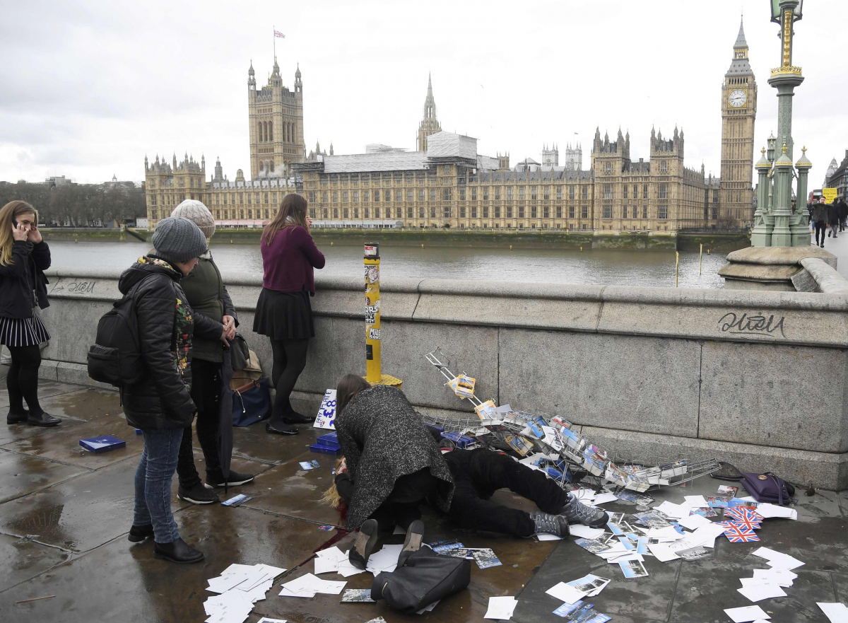 Επίθεση στο Λονδίνο: Άφαντος και εμπνευσμένος από τη διεθνή τρομοκρατία ο μακελάρης - Τον έχουν ταυτοποιήσει ήδη - Έφοδος τη νύχτα στο Μπέρμιγχαμ - Φωτογραφία 8
