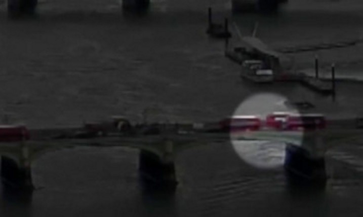 Λονδίνο – Video σοκ: Η ανατριχιαστική στιγμή της επίθεσης στη γέφυρα του Γουεστμίνστερ – Γυναίκα έπεσε στον Τάμεση - Φωτογραφία 1