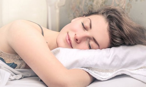 ΠΡΟΣΟΧΗ: Αυτή είναι η στάση ύπνου που σου προκαλεί ρυτίδες - Φωτογραφία 1