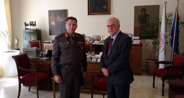 Με τον νέο διοικητή της 5ης Ταξιαρχίας Πεζικού και ο Δήμαρχος Ηρακλείου - Φωτογραφία 1
