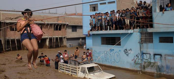 Φρίκη: Πλημμύρισαν τα πάντα στο Περού -Επιπλέουν τα οστά νεκρών - Φωτογραφία 1