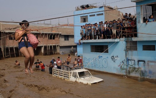 Φρίκη: Πλημμύρισαν τα πάντα στο Περού -Επιπλέουν τα οστά νεκρών - Φωτογραφία 2