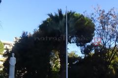 ΠΑΤΡΑ: Εκαψαν την μεγάλη σημαία στην Πλατεία Όλγας