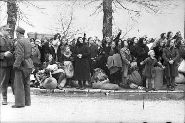 25η ΜΑΡΤΙΟΥ 1944: 73 χρόνια από την εξόντωση των Εβραίων των Ιωαννίνων από τους Ναζί Με τη βοήθεια της ελληνικής χωροφυλακής, η Γκεστάπο «σκουπίζει» την εβραϊκή γειτονιά,της μικρής μας πόλης.... - Φωτογραφία 2
