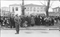 25η ΜΑΡΤΙΟΥ 1944: 73 χρόνια από την εξόντωση των Εβραίων των Ιωαννίνων από τους Ναζί Με τη βοήθεια της ελληνικής χωροφυλακής, η Γκεστάπο «σκουπίζει» την εβραϊκή γειτονιά,της μικρής μας πόλης.... - Φωτογραφία 7