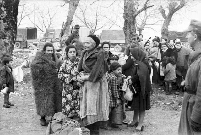 25η ΜΑΡΤΙΟΥ 1944: 73 χρόνια από την εξόντωση των Εβραίων των Ιωαννίνων από τους Ναζί Με τη βοήθεια της ελληνικής χωροφυλακής, η Γκεστάπο «σκουπίζει» την εβραϊκή γειτονιά,της μικρής μας πόλης.... - Φωτογραφία 4