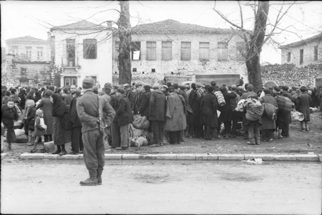 25η ΜΑΡΤΙΟΥ 1944: 73 χρόνια από την εξόντωση των Εβραίων των Ιωαννίνων από τους Ναζί Με τη βοήθεια της ελληνικής χωροφυλακής, η Γκεστάπο «σκουπίζει» την εβραϊκή γειτονιά,της μικρής μας πόλης.... - Φωτογραφία 7