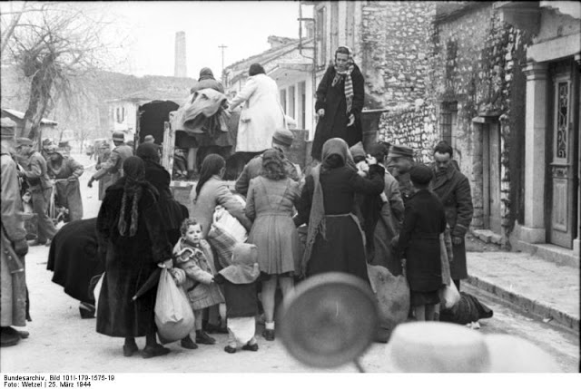 25η ΜΑΡΤΙΟΥ 1944: 73 χρόνια από την εξόντωση των Εβραίων των Ιωαννίνων από τους Ναζί Με τη βοήθεια της ελληνικής χωροφυλακής, η Γκεστάπο «σκουπίζει» την εβραϊκή γειτονιά,της μικρής μας πόλης.... - Φωτογραφία 9