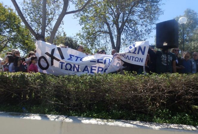Χανιά - Πανό διαμαρτυρίας για το αεροδρόμιο στην Παρέλαση... - Φωτογραφία 1