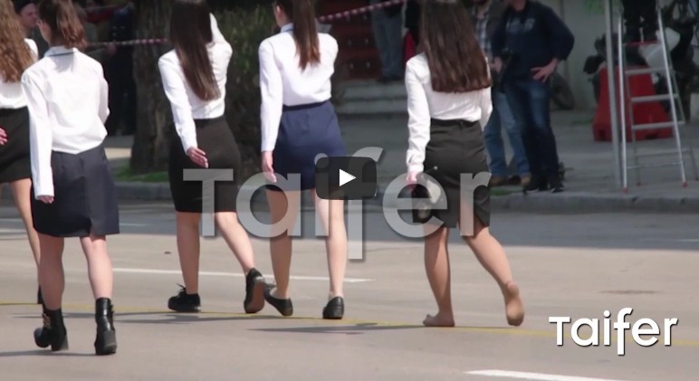 Έκανε παρέλαση ξυπόλυτη μαθήτρια στην Θεσσαλονίκη... [video] - Φωτογραφία 1