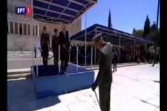 Τα ΑΠΡΟΟΠΤΑ της παρέλασης: Το σπαθί του υποστράτηγου που δεν έμπαινε στη θήκη