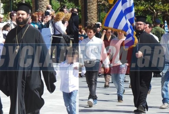 25η Μαρτίου: Ιερείς έκαναν παρέλαση στην Σύρο [video] - Φωτογραφία 1