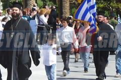 25η Μαρτίου: Ιερείς έκαναν παρέλαση στην Σύρο [video]