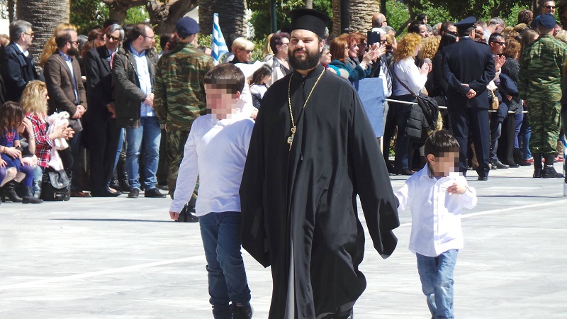 25η Μαρτίου: Ιερείς έκαναν παρέλαση στην Σύρο [video] - Φωτογραφία 3