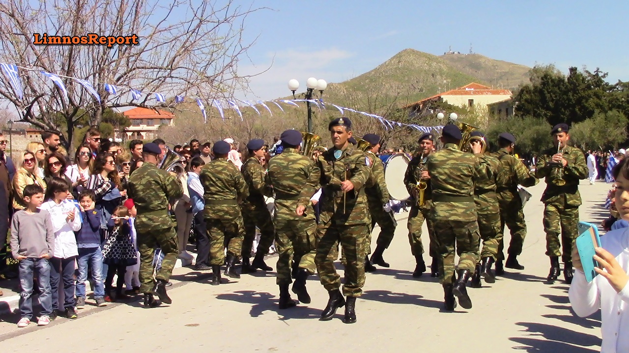 ΛΗΜΝΟΣ: Εντυπωσιακή Στρατιωτική Παρέλαση με οπλοασκήσεις που άφησαν άφωνο τον κόσμο (βίντεο-φωτο) - Φωτογραφία 4