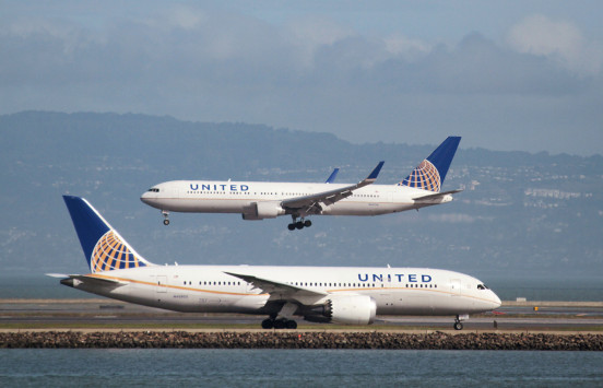 Σάλος! Η United Airlines τους απαγόρευσε να μπουν στην πτήση γιατί… φορούσαν κολάν! - Φωτογραφία 1