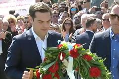 Αμαλιάδα: Με κόκκινο γαρύφαλλο ο Αλέξης Τσίπρας στα εγκαίνια του μουσείου Μπελογιάννη - Συνθήματα και χειροκροτήματα