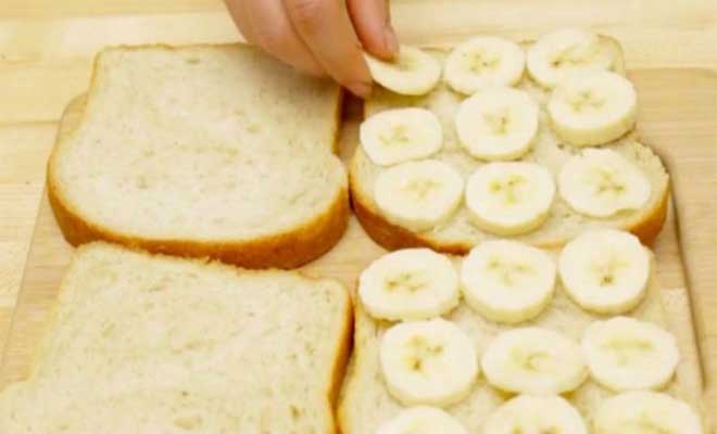 Βάζει κομμένες μπανάνες σε ψωμί για τοστ και φτιάχνει την πιο νόστιμη συνταγή που έχετε δοκιμάσει - Φωτογραφία 1