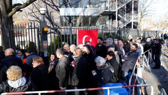 Στις κάλπες οι Τούρκοι της Γερμανίας για το δημοψήφισμα - Φωτογραφία 1