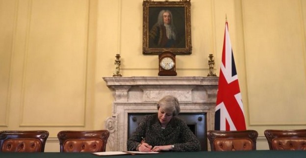 Έπεσε η υπογραφή της Μέι και ξεκινάει το Brexit - Φωτογραφία 1