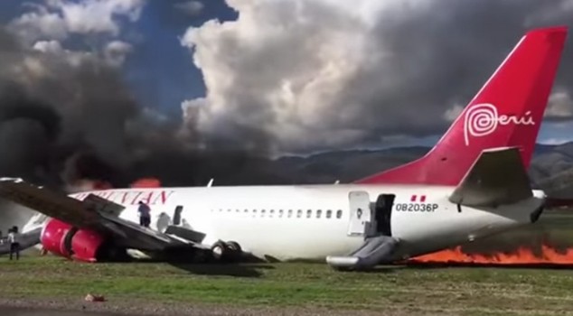 Τρόμος σε αεροσκάφος που έπιασε φωτιά κατά τη διάρκεια αναγκαστικής προσγείωσης - Φωτογραφία 1