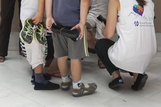 Το Μαζί για το Παιδί μοιράζει καινούρια παπούτσια σε άπορα παιδιά από την Θράκη έως την Κρήτη - Φωτογραφία 2