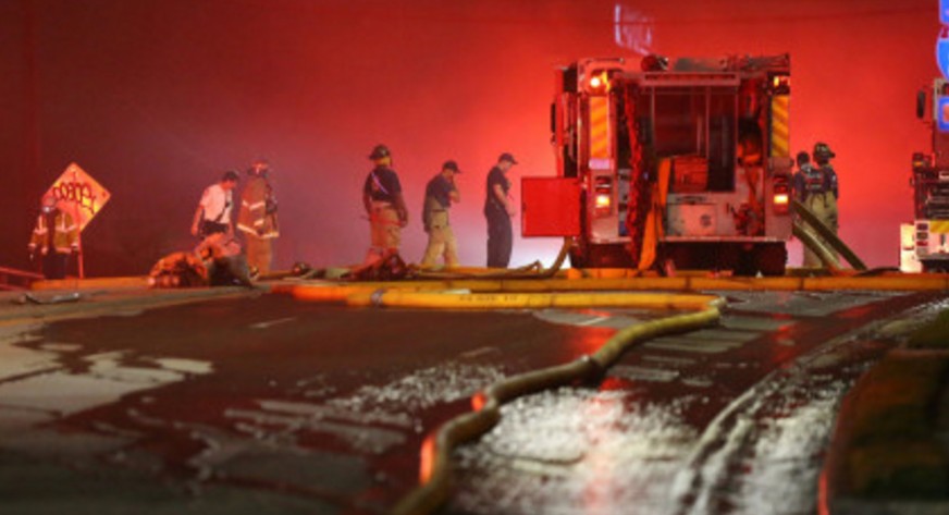 Απίστευτες εικόνες! Κατέρρευσε αυτοκινητόδρομος εξαιτίας πυρκαγιάς - Φωτογραφία 1