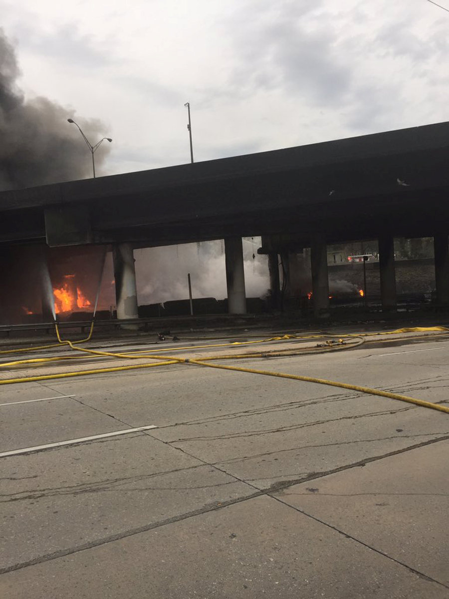 Απίστευτες εικόνες! Κατέρρευσε αυτοκινητόδρομος εξαιτίας πυρκαγιάς - Φωτογραφία 2