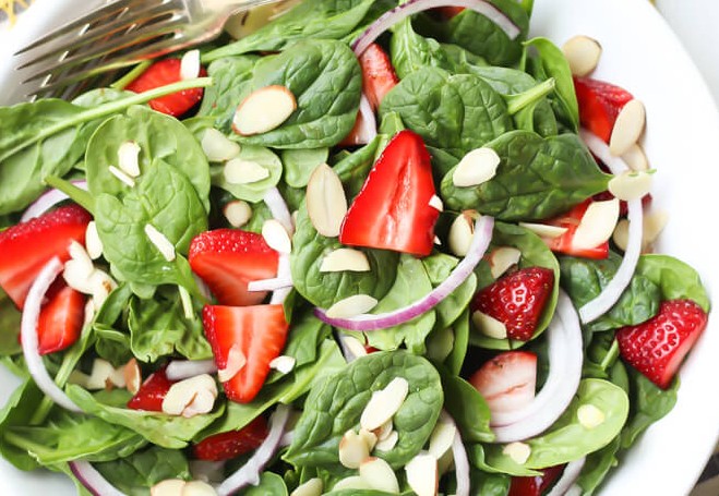Αυτή η σαλάτα με φράουλες και σπανάκι θα γίνει η νέα σου εμμονή - Φωτογραφία 1
