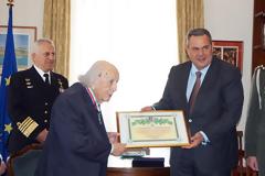 Απονομή Διαμνημόνευσης Αστέρα Αξίας και Τιμής από τον ΥΕΘΑ Πάνο Καμμένο στον Επίτιμο Πρόεδρο του Κινήματος Σοσιαλδημοκρατών ΕΔΕΚ Βάσο Λυσσαρίδη