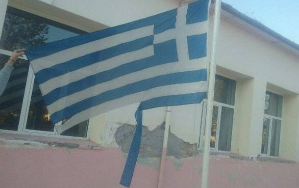 Λαμία: Προσφυγόπουλα έσκισαν την ελληνική σημαία στο σχολείο [photos] - Φωτογραφία 1