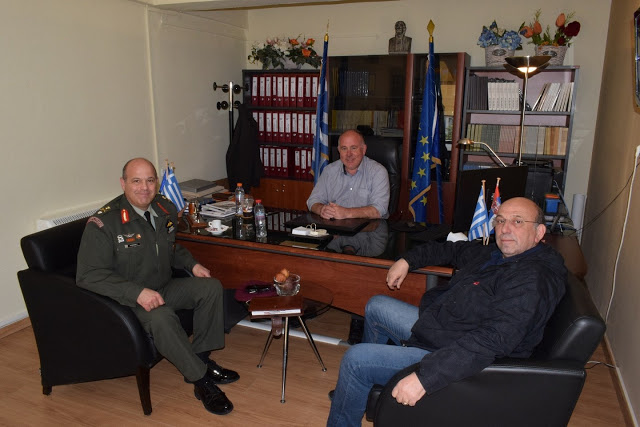 Συνάντηση δημάρχου Ρήγα Φεραίου με το νέο διοικητή της 1ης Ταξιαρχίας Αεροπορίας Στρατού - Φωτογραφία 1