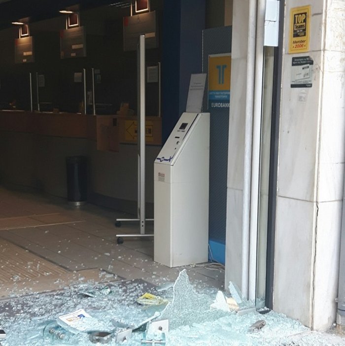 Έσπασαν τα ΕΛΤΑ μετά το συλλαλητήριο στα Χανιά - Φωτογραφία 2