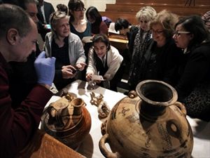 Επέστρεψαν τα αρχαία που είχαν βγάλει από την Ελλάδα αρχαιοκάπηλοι - Τα μέλη της οργάνωσης είχαν συλλάβει αστυνομικοί της Ασφάλειας Πατρών - Φωτογραφία 3