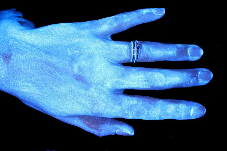 Πλύσιμο χεριών: Πώς φεύγουν τα περισσότερα βακτήρια – Τεστ με υπεριώδες φως - Φωτογραφία 3