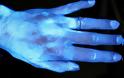 Πλύσιμο χεριών: Πώς φεύγουν τα περισσότερα βακτήρια – Τεστ με υπεριώδες φως
