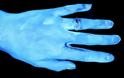 Πλύσιμο χεριών: Πώς φεύγουν τα περισσότερα βακτήρια – Τεστ με υπεριώδες φως - Φωτογραφία 2