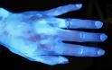 Πλύσιμο χεριών: Πώς φεύγουν τα περισσότερα βακτήρια – Τεστ με υπεριώδες φως - Φωτογραφία 4