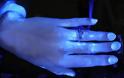 Πλύσιμο χεριών: Πώς φεύγουν τα περισσότερα βακτήρια – Τεστ με υπεριώδες φως - Φωτογραφία 5