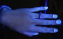 Πλύσιμο χεριών: Πώς φεύγουν τα περισσότερα βακτήρια – Τεστ με υπεριώδες φως - Φωτογραφία 6