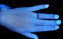 Πλύσιμο χεριών: Πώς φεύγουν τα περισσότερα βακτήρια – Τεστ με υπεριώδες φως - Φωτογραφία 7
